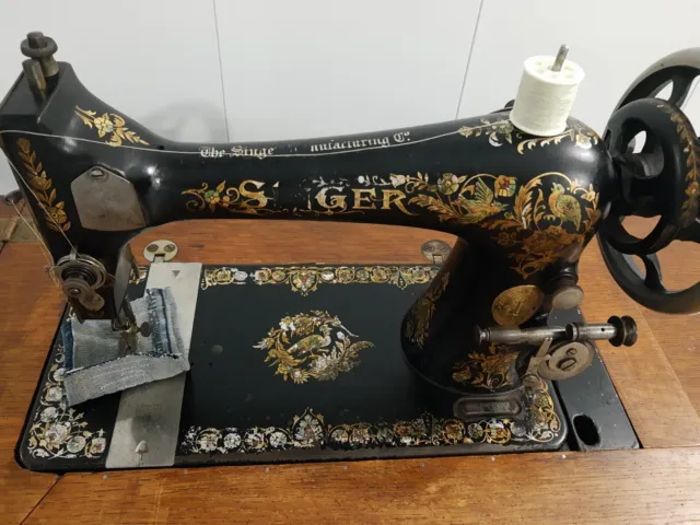 Antique 1906 Singer Sewing Machine,Tested And Working.