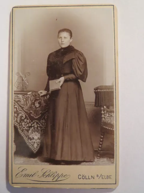Cölln a. Elbe - stehende Frau im Kleid mit Buch in der Hand - Portrait / CDV