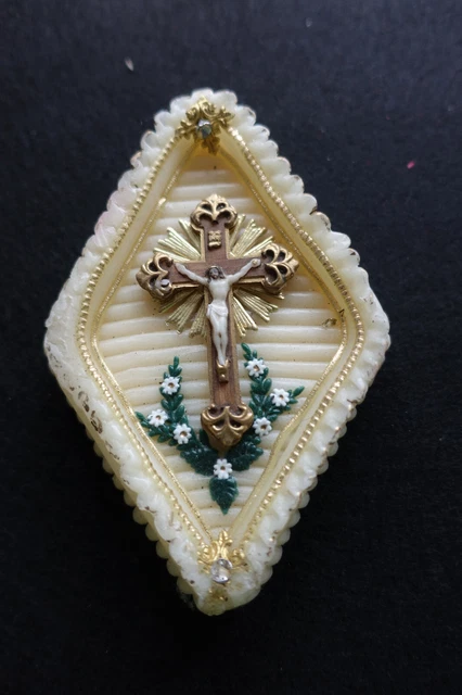 Wachsstöckl - Jesus am Kreuz - weiße Blümchen - Borte beschädigt