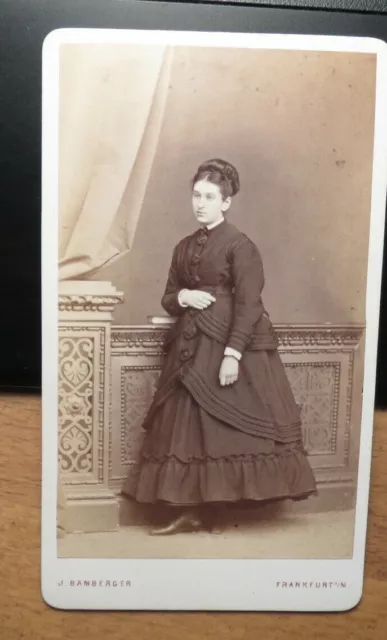 junge Frau im Reifrock / ca. 1860er Jahre CDV Joseph Bamberger Frankfurt am Main