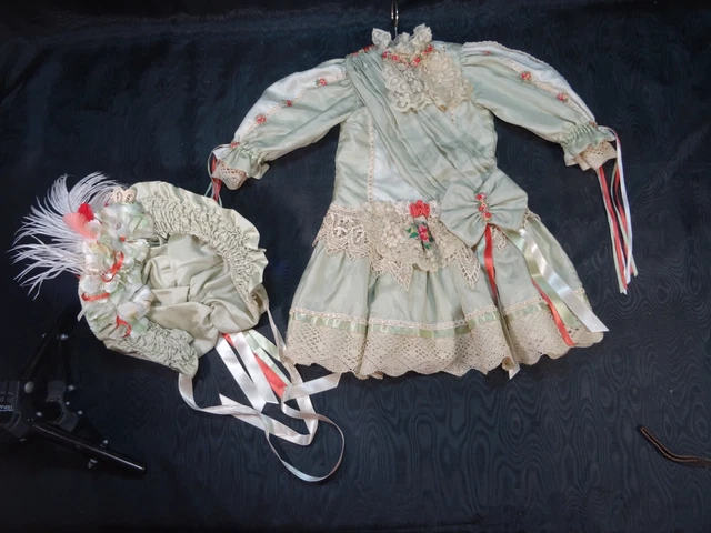 Ancienne robe et son chapeau pour poupée jumeau /bru porcelaine