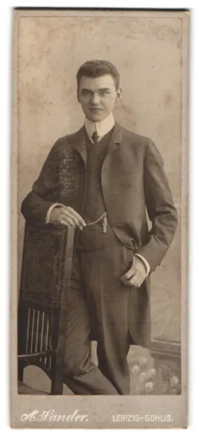 Fotografie Adolf Sander, Leipzig-Gohlis, Bursche im modischen Anzug