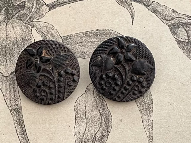 2 Anciens boutons en Verre noir à décor de fleurs - collection jais 2,2 cm