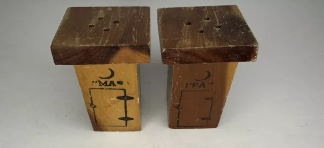 Vintage Wooden Novelty Outhouse "Ma & Pa" Salt and Pepper Shakers 2"