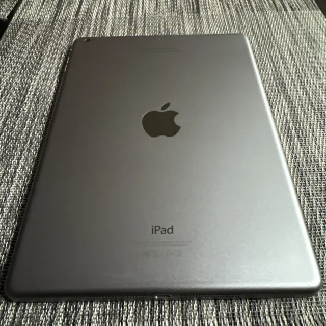 Apple iPad Air 1st 16GB Wi-Fi 9.7" Tablet A1474. Space Gray