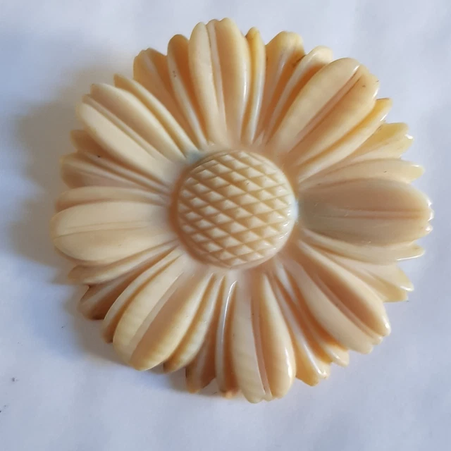 Jolie Broche fantaisie representant une grosse marguerite diametre 4 cm