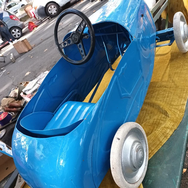 ancienne voiture à pédales