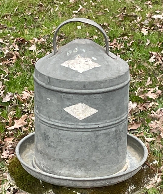 ZINC ANCIEN ABREUVOIR MANGEOIRE POULES OISEAUX JARDIN . H 25 cm