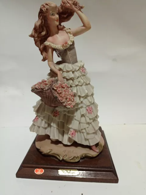 Figurina vintage  in resina pesante di Auro Belcari di giovane donna con fiori.