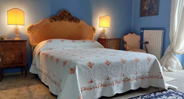 Letto Matrimoniale Del '700 In Legno Laccato -  Testiera Con Intagli Dorati