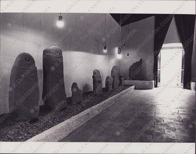 1981 PONTREMOLI Castello Museo di menhir antropomorfi Massa Carrara Fotografia