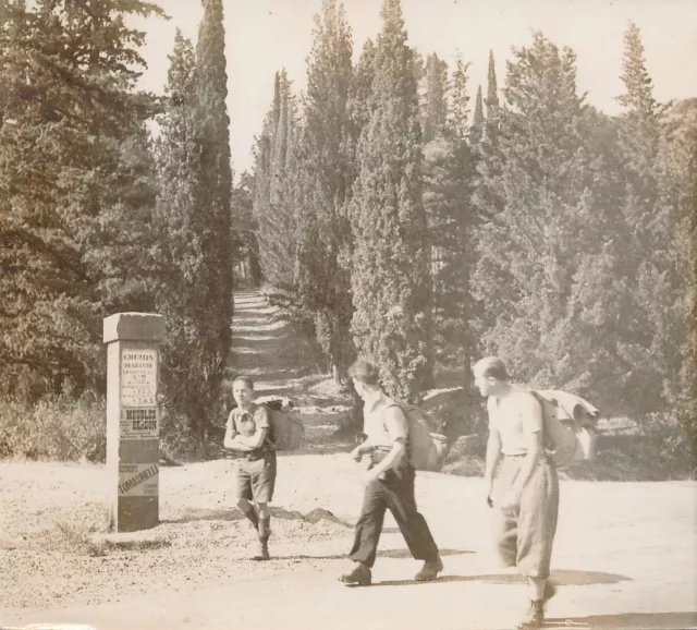 VERS MOURÈZE c. 1934 - Randonneurs Borne Kilométrique Allée Cimetière - P 1907