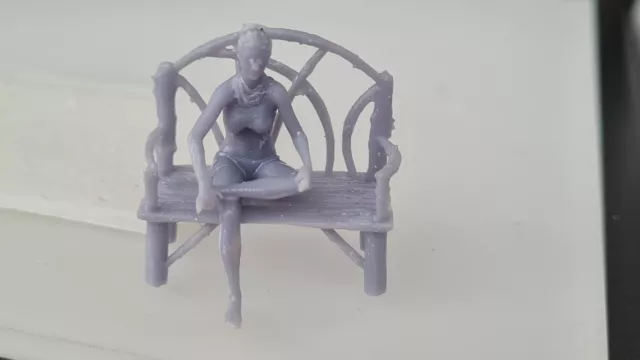 Figurine  femme assise sur banc de jardin en bois au 1/43 en résine 3D à peintre