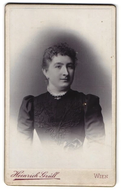 Fotografie Heinrich Grüll, Wien-Döbling, Portrait junge Dame im Kleid mit Krage