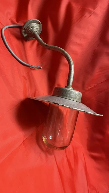 Ancienne lampe de terrasse col-de-cygne électrifiée à neuf.