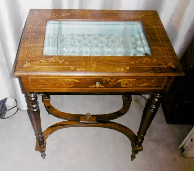 Table Vitrine Napoleon Iii En Noyer Avec Marqueterie Et Vitre Biseautee 2