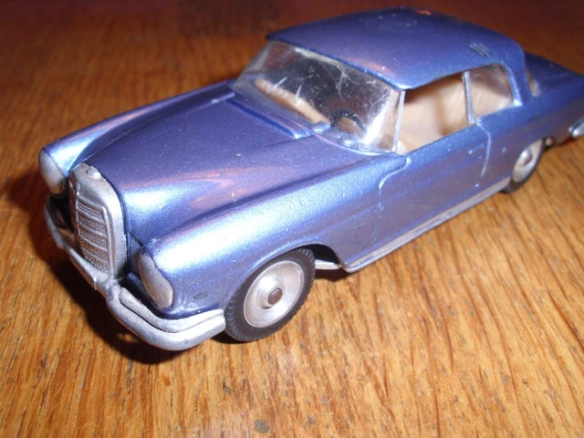SOLIDO - 126 - Mercedes 220 SE - Rare Vert Pale Avec Intérieur Rouge En Boite