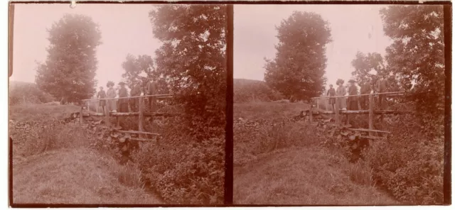 Photo ancienne stéréo début XXe s. Groupe sur un pont