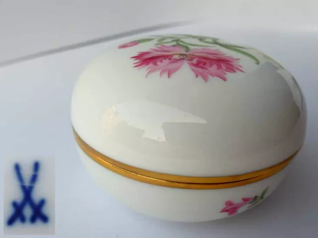 Meissen, Bonboniere/ Deckeldose, Goldrand, Blumen, Handmalerei, um 1950 G55