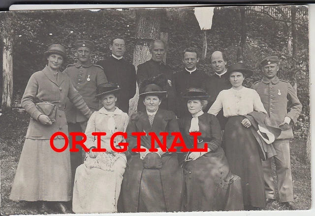 AK/Foto 1wk Portrait Soldat Uniform Krätzchen Orden Frau Hut Mantel Pastor Mönch