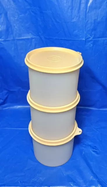 https://www.picclickimg.com/HwwAAOSwlPlkZKBF/%F0%9F%8E%88Vintage-3-Tupperware-Sheer-Containers-with-Yellow-Lids%F0%9F%8E%88.webp