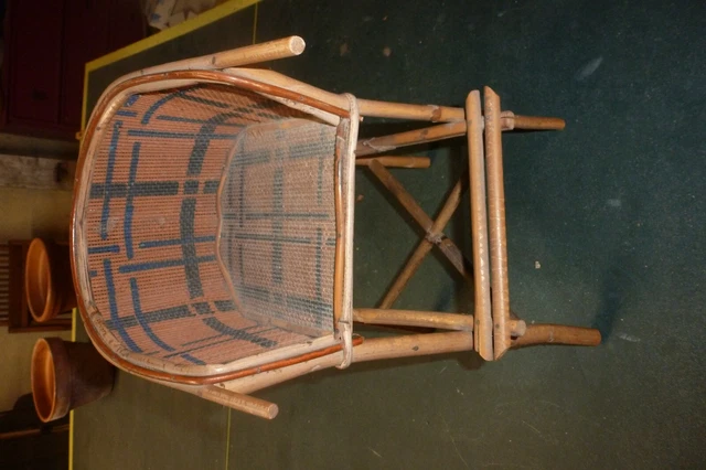 SUPERBE FAUTEUIL DE POUPÉE ANCIENNE EN ROTIN ASSISE/TISSU