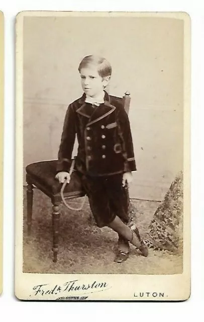 Lindo Niño En Traje ; Foto Por Frederick Thurston Successor A Gregson, Luton (