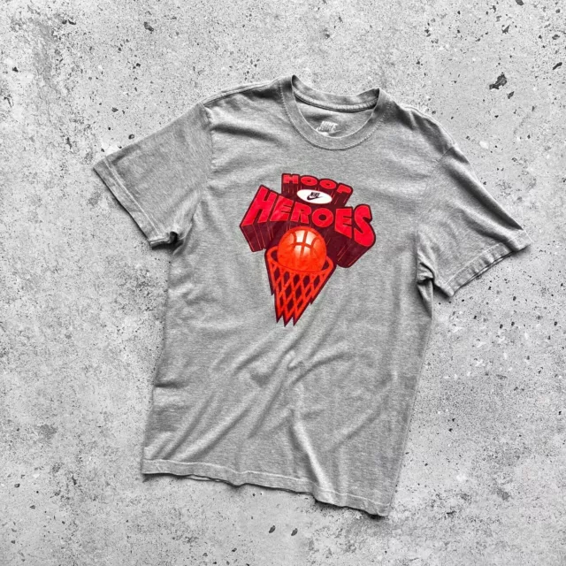 Nike Hoop Heroes T-shirt à grand imprimé pour hommes Taille - M