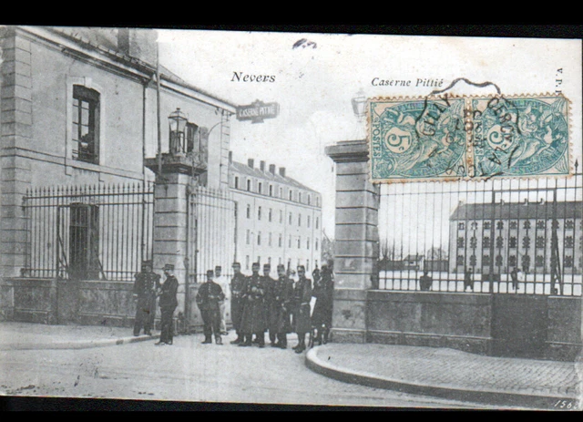 NEVERS (58) Entrée de la CASERNE PITTIE animée en 1904
