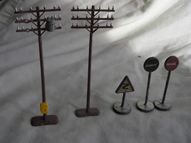 3 Vintage Dinky Toys Diecast Road Signs + 2 Telegraph Poles - Model Railways Etc