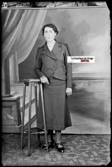 Femme en robe, Plaque verre photo ancienne, négatif noir & blanc 10x15 cm