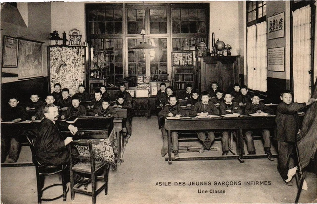 CPA PARIS (15e) Asile des Jeunes Garcons Infirmes. Une Classe (536797)