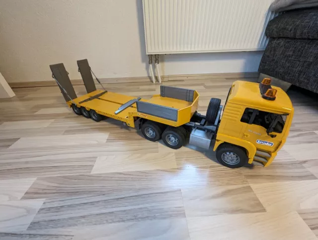 Bruder MAN TGA Zugmaschine LKW Lastwagen mit Tieflader Aufleger  und Dolly