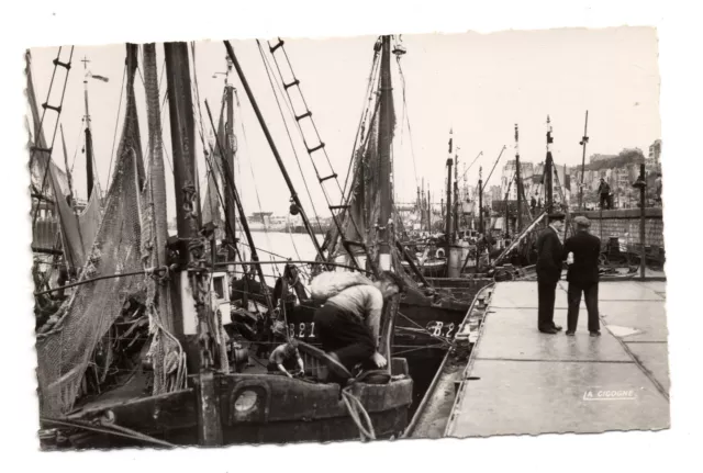 CPSM BOULOGNE-sur-MER les Bateaux de Pêche au Port animé dept-62 vierge