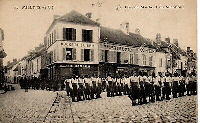CPA Milly la Forêt (91 Essonne), animée, Place du marché, années 1900