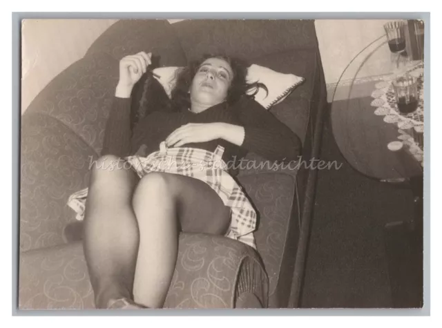 Junge Frau liegt auf Sofa - altes Foto 1960er