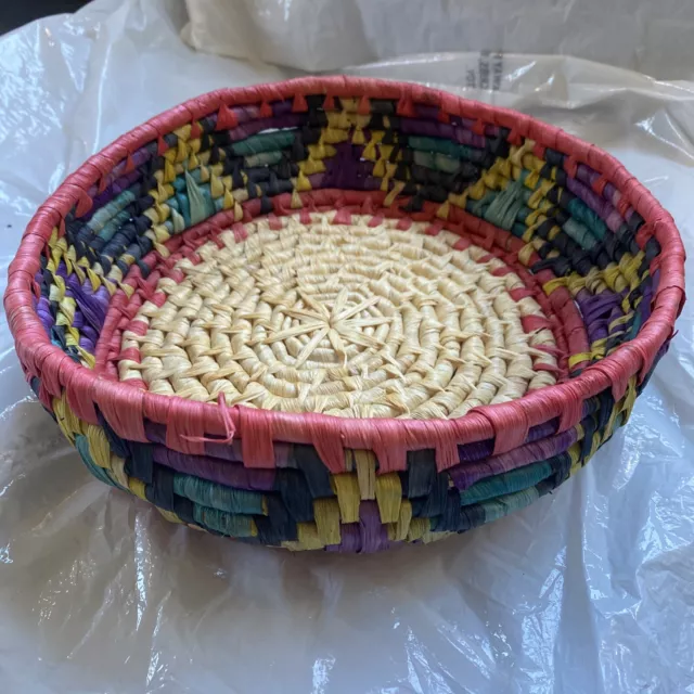 Hermosa cesta Raffia enrollada redonda tejida suroeste natural con rosa y verde