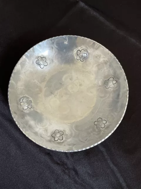 Mid-Century Buenilum Hand Wrought Aluminum Daisy Round Dish/Bowl 7-5/8”