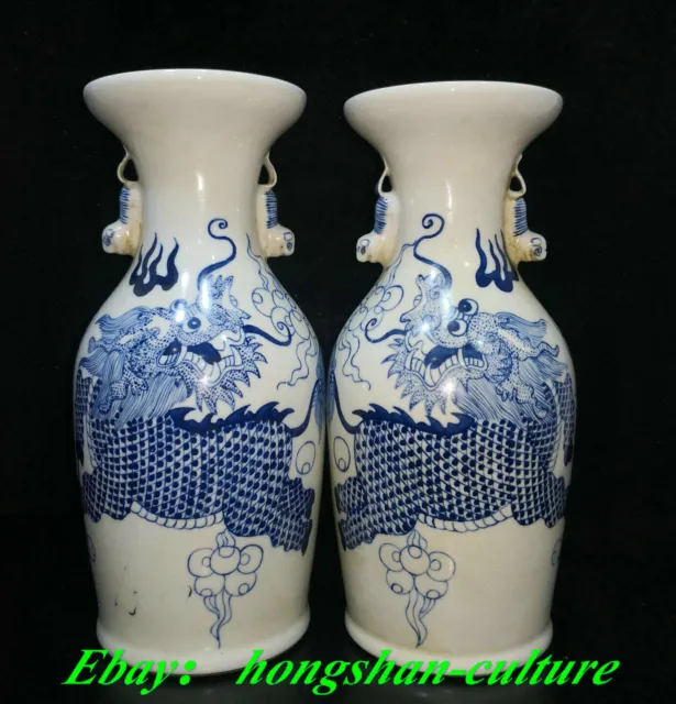 Paire de vases à motif dragon Loong en porcelaine bleue et blanche de la dynasti