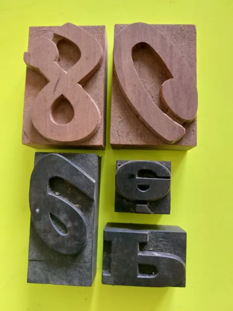 5 anciennes lettres caractères d'imprimerie bois. TYPOGRAPHIE - H. 6,7 cm/2,7 cm