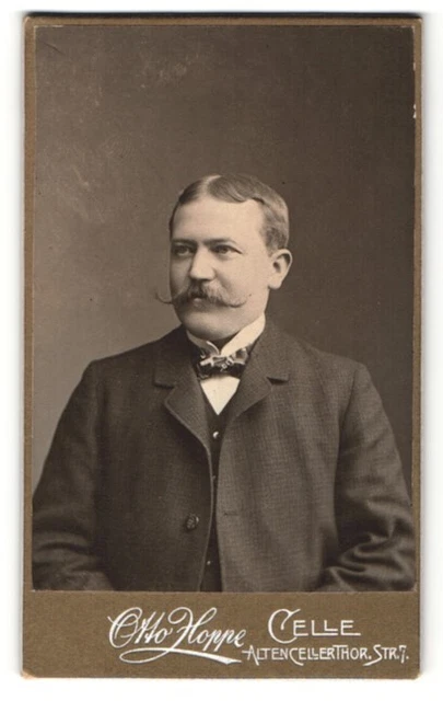Fotografie Otto Hoppe, Celle, Portrait Herr mit Schnauzbart und Mittelscheitel