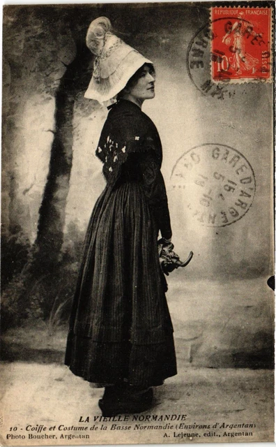 CPA La Vieille Normandie - Coiffe et Costume de la Basse Normandie (435136)