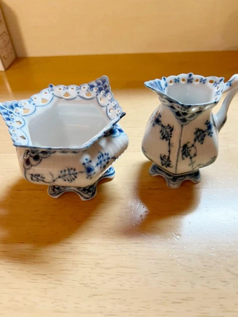 367 Blue Fluted Full Lace Sugar Pot Creamer Face