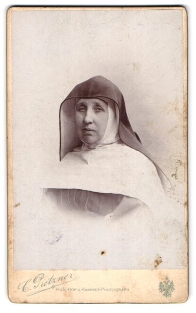 Fotografie C. Pietzner, Wien, Mariahilferstr. 3, Nonne im weißen Habit mit Haub