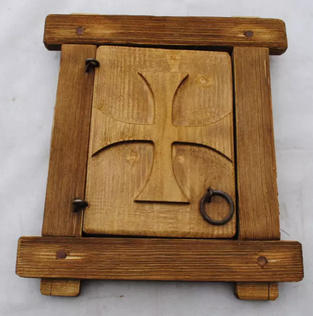 Finestra in legno con grata in ferro battuto - intaglio croce - Artigianato-B-