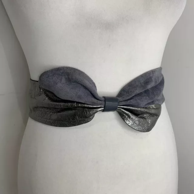 Cintura cinch vintage anni 80 Jaeger pelle scamosciata vita larga in perfette condizioni con fiocco grigio metallizzato W 32 34