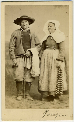 Un groupe de bretons en habit traditionnel  CDV vintage a France Villard Jeune 