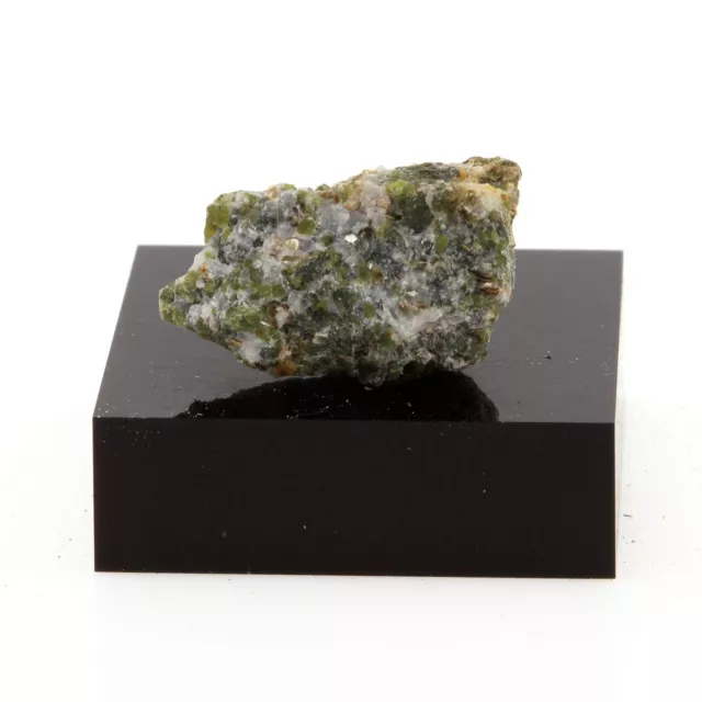 Minéraux collection. Epidote Schist. 17.5 cts. Madoc, Ontario, Canada.