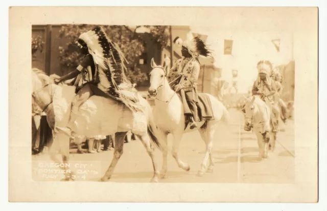 RPPC Postal Celebración Parade, Cañón Ciudad Oregon Caballos Texaco Calle 1934