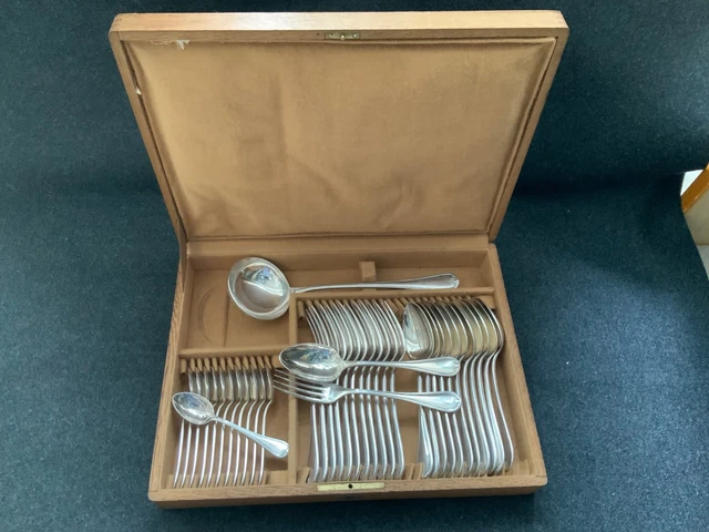 Christofle ménagère 37 couverts en métal argenté modèle pompadour en